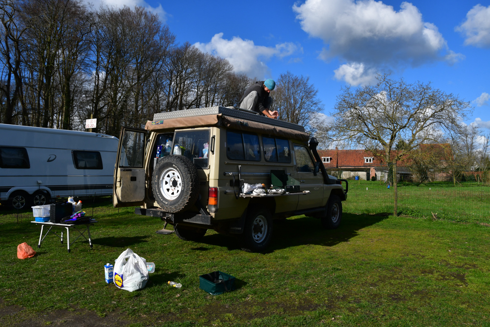 Kiste abschrauben Campingplatz Brügge aufräumen