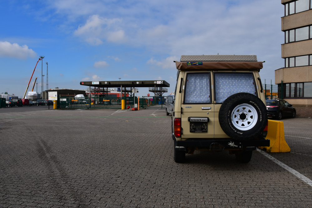 Manny trocknen auf Parkplatz nach Putzen