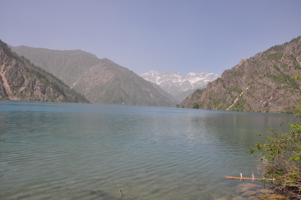 Bergsee von Bergen umgeben