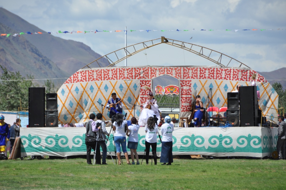 Bühne mit Musiker beim Naadam