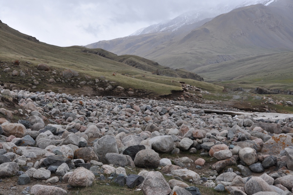 Felssturz mit grossen runden Steinen