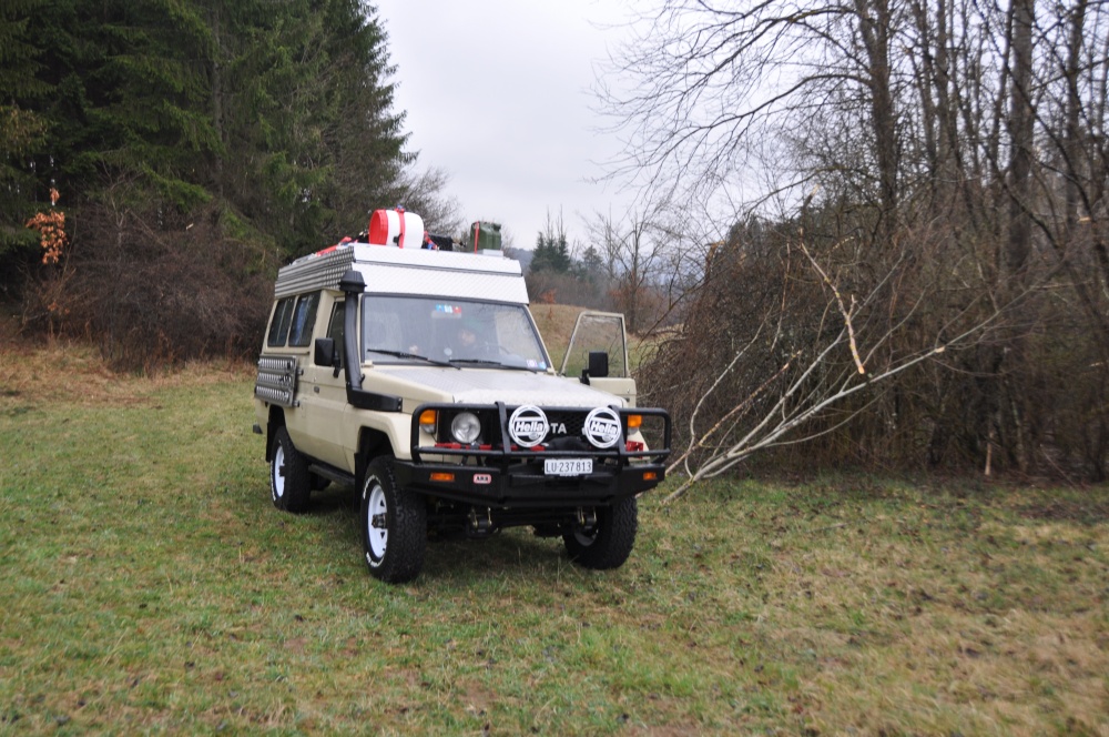 Land Cruiser Reisefahrzeug Hubdach geschlossen