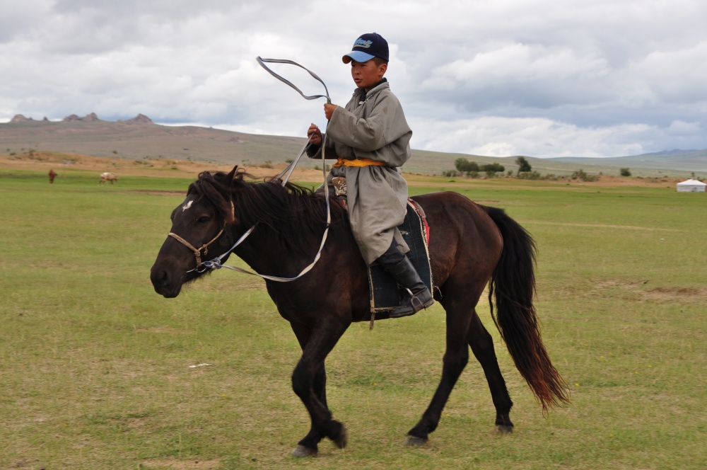 Mongolischer Junge auf Pferd