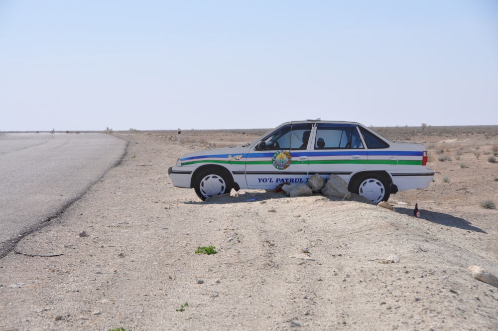 Polizeiauto mitten in der Wüste