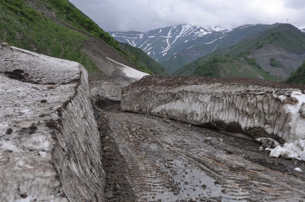 Schlammige Strasse mit Eismauern