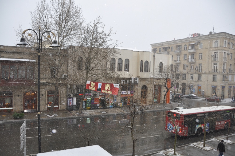 Schneefall auf Strasse in Baku