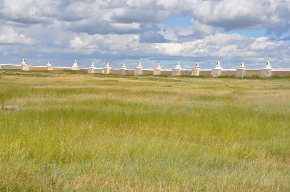 Stupas auf Erdene Zuu Klostermauern