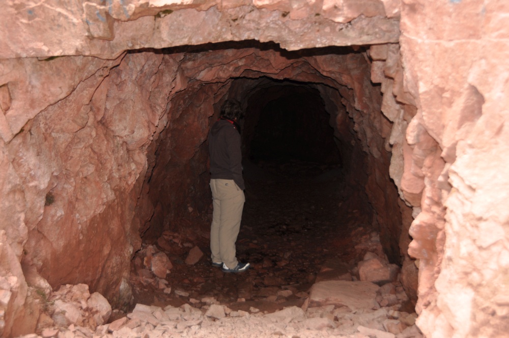 Tobi in kleiner Höhle