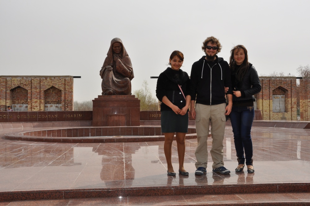 Tobi mit Usbekinnen neben Statue