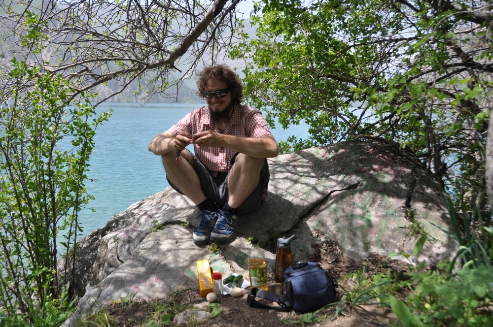 Tobi picknickt am Bergsee