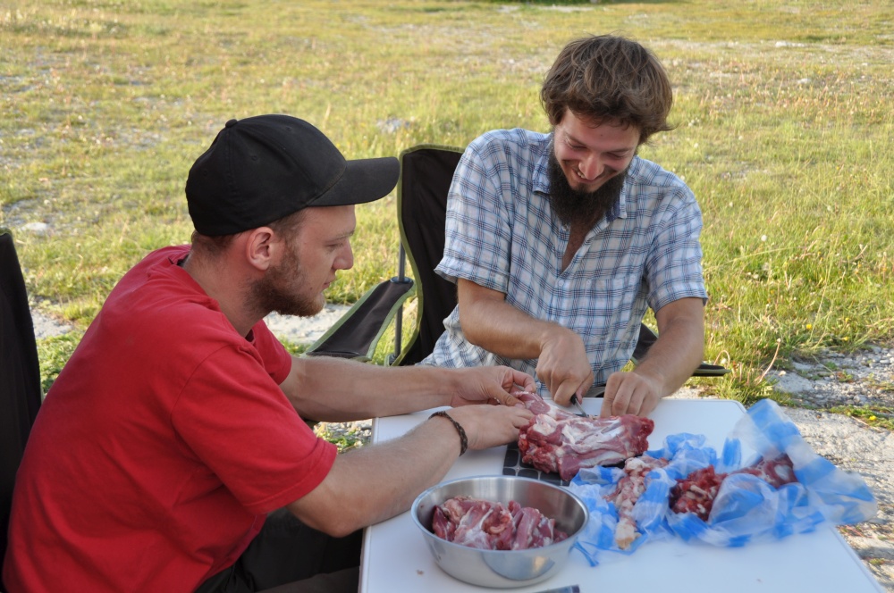 Tobi zerlegt Fleisch