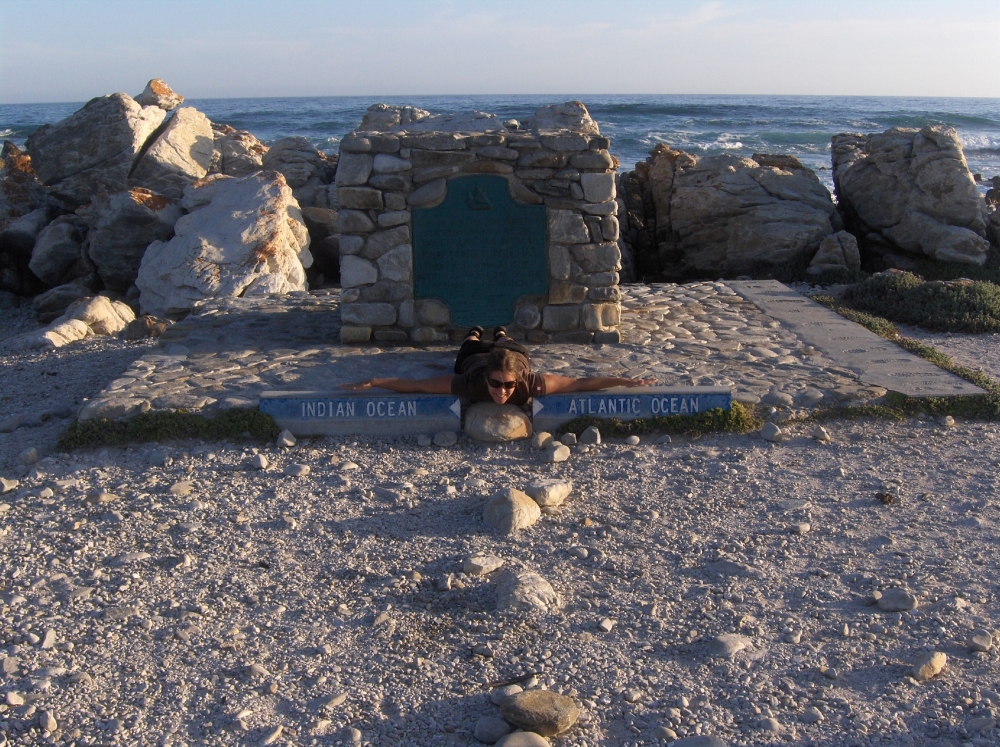 Fränzi beim Monument Indischer und Atlantischer Ozean