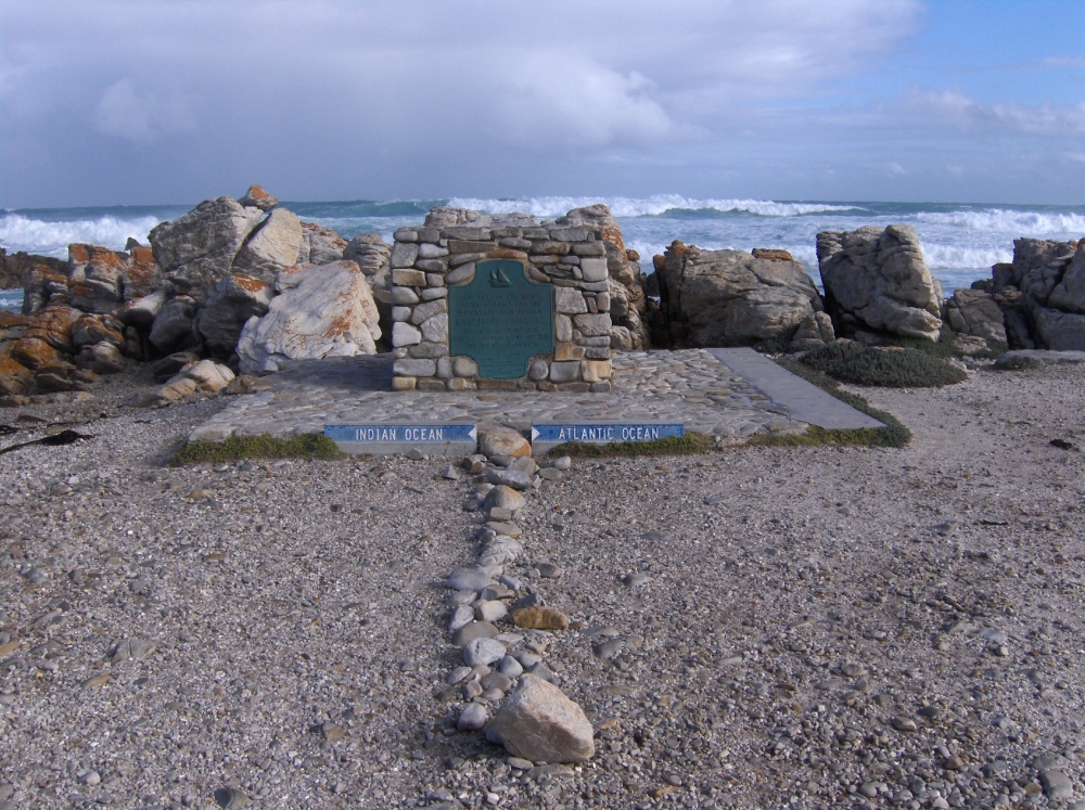 Monument beim Zusammentreffen Indischer und Atlantischer Ozean