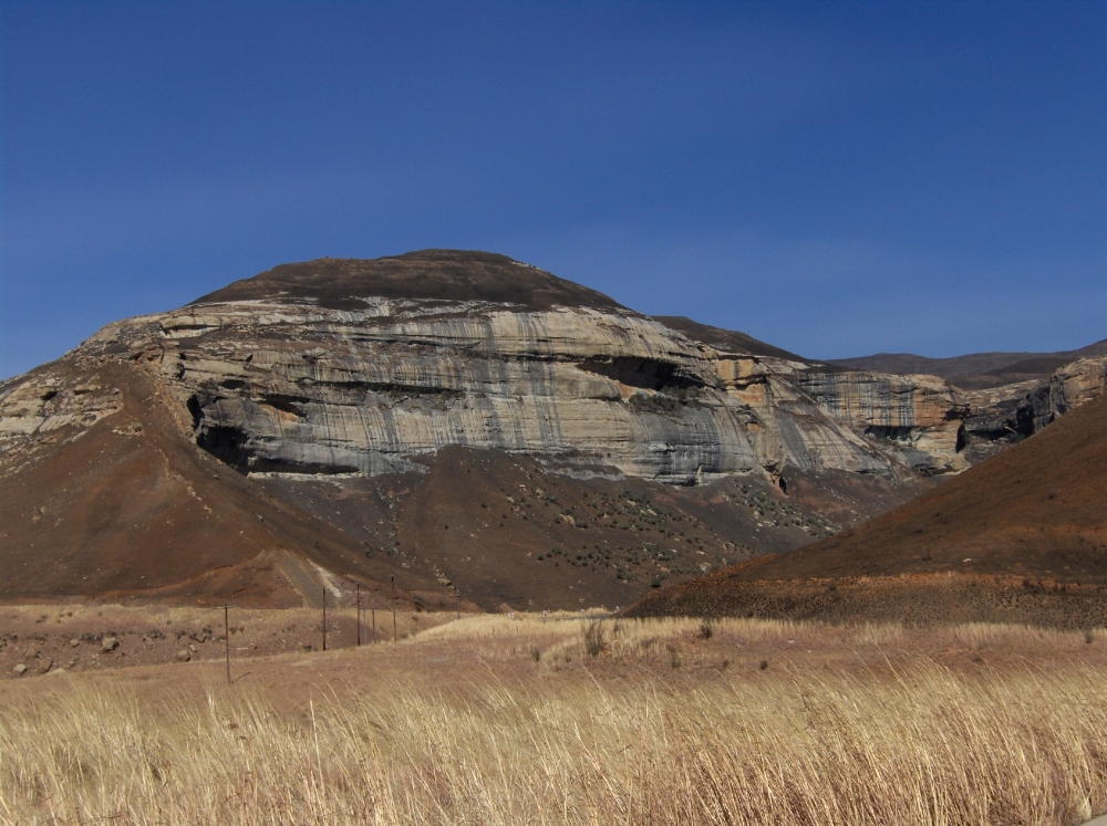 Sandsteinfelsen im trockenen Grasland