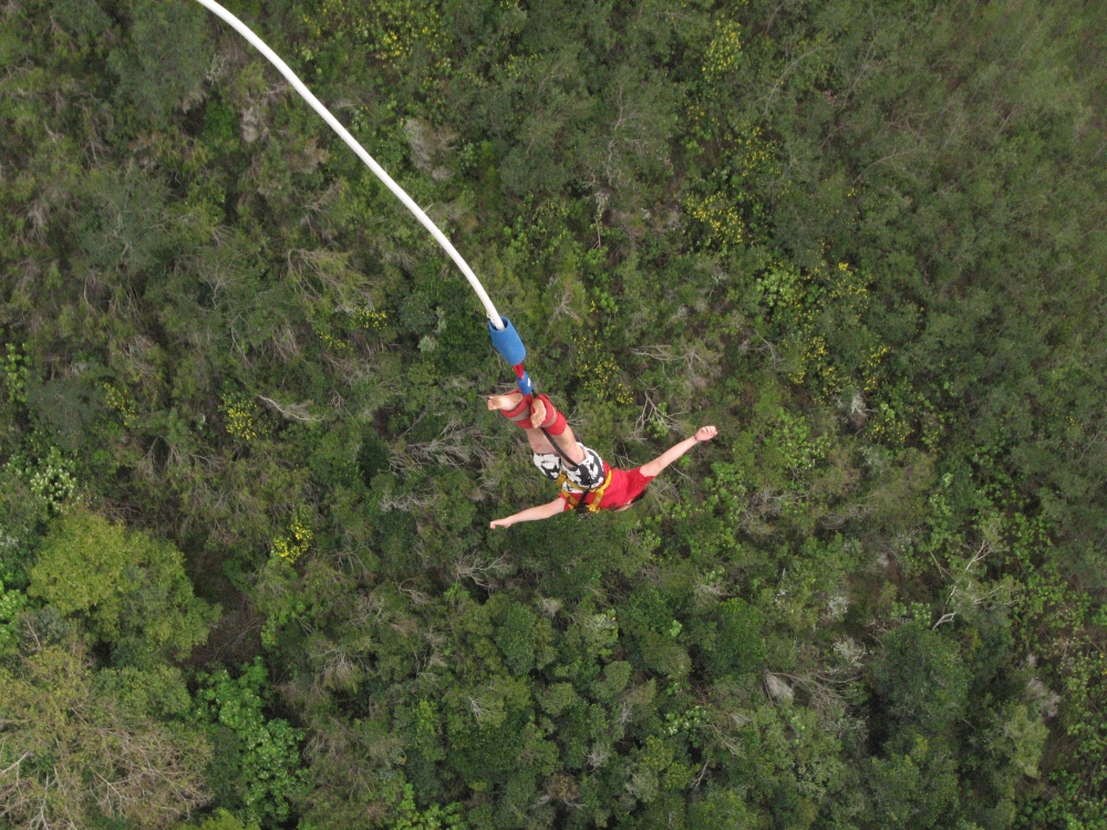 Tobi beim Bungee Sprung