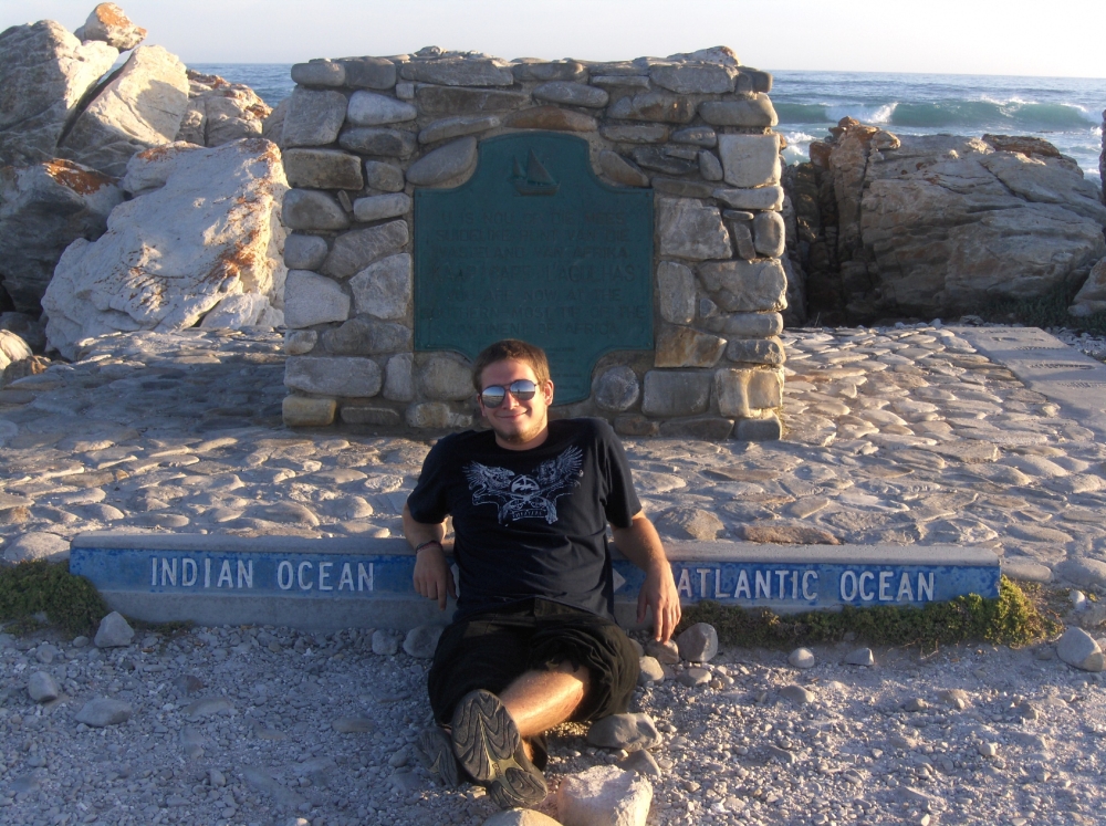 Tobi beim Monument Indischer und Atlantischer Ozean