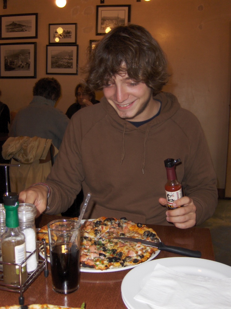 Tobi beim Pizza essen