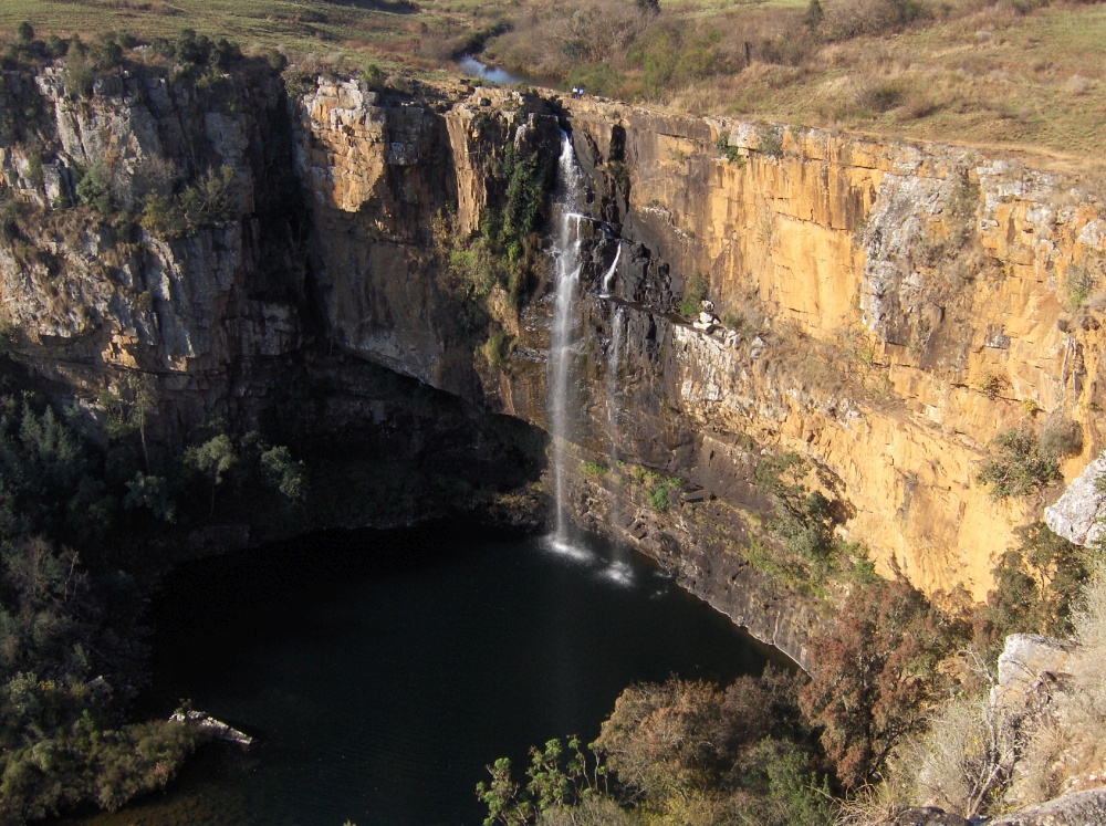 Wasserfall mit See