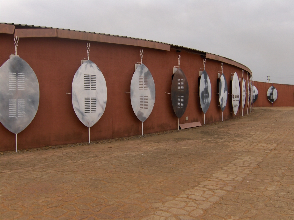 Zulu-Schilder an Hausmauer