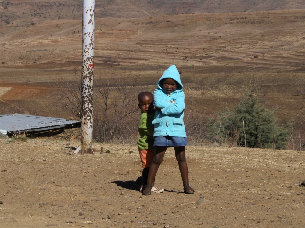 Zwei Kinder in Lesotho