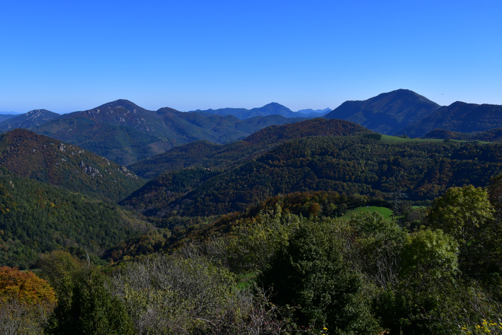 Buschige Hügel Pyrenäen