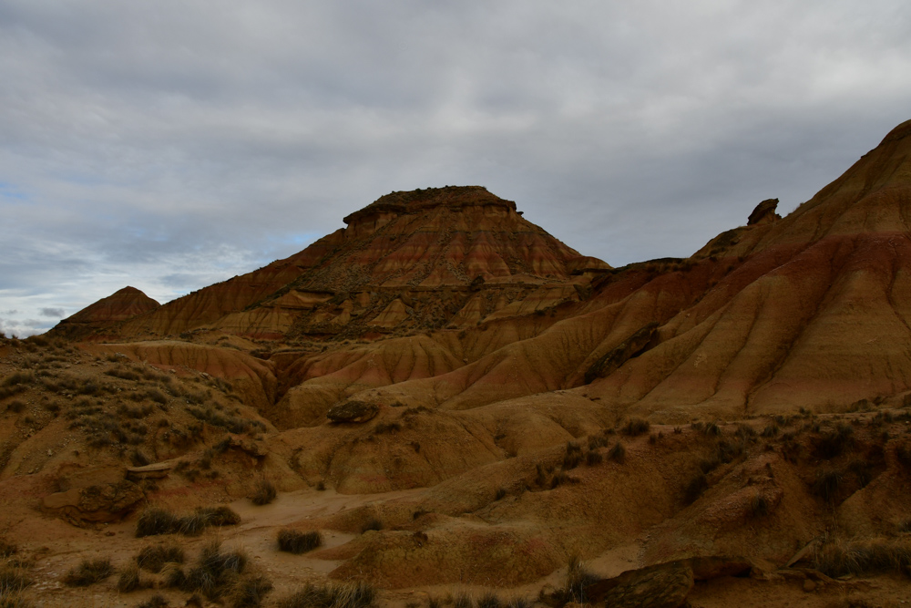 Halbwueste Bardenas Reales bizarrer Berg Sedimentschichten