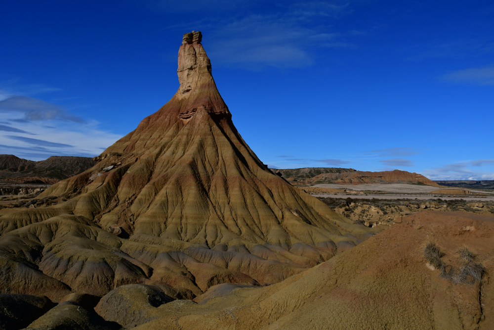 Halbwueste Bardenas Reales bizarrer Felsen blauer Himmel