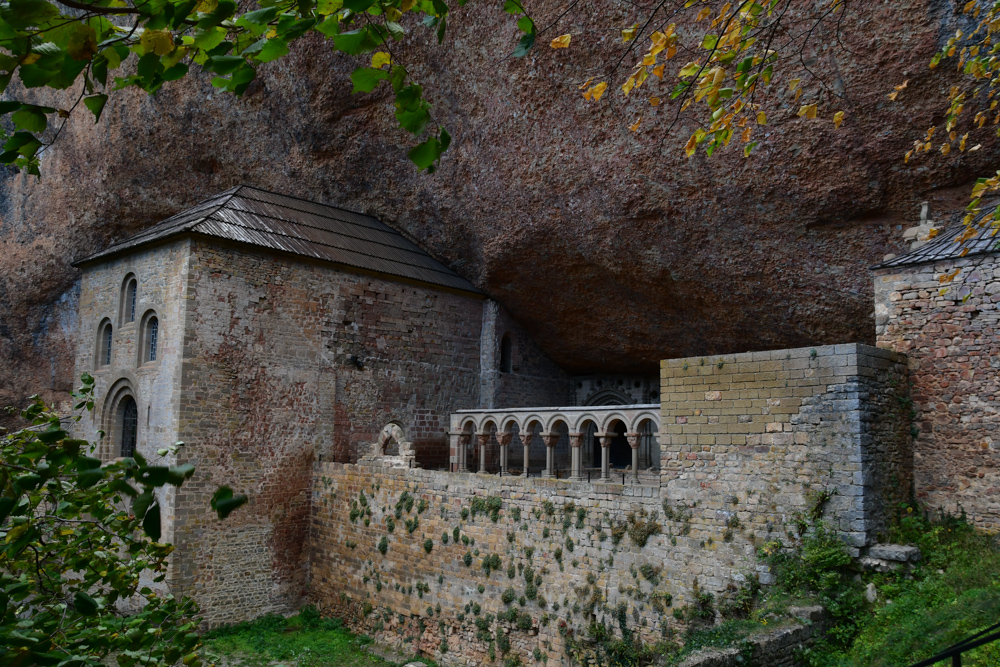 Kloster San Juan de la Pena unter Felsen