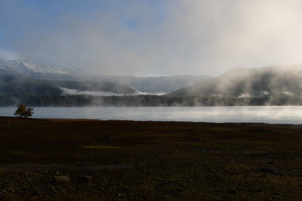 Nebel über Stausee am Morgen Morillo de Tou