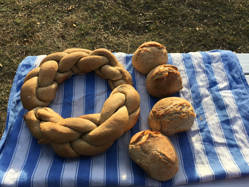 Runder Zopf Brötchen gestreiftes Tuch