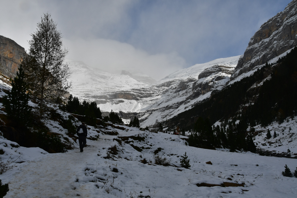 Schnee Berge Tobi am Wandern Ordesa Nationalpark