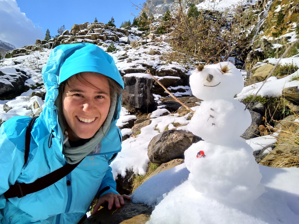 Schneemann Fränzi mit Regenjacke