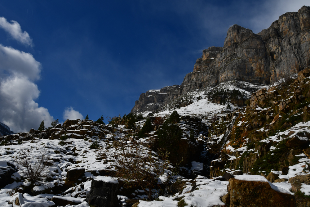 Steile Felsen Schnee blauer Himmel Ordesa Nationalpark