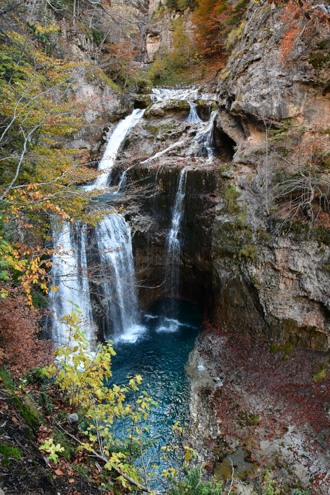 Wasserfall hellblauer Pool Herbstbäume Ordesa Nationalpark
