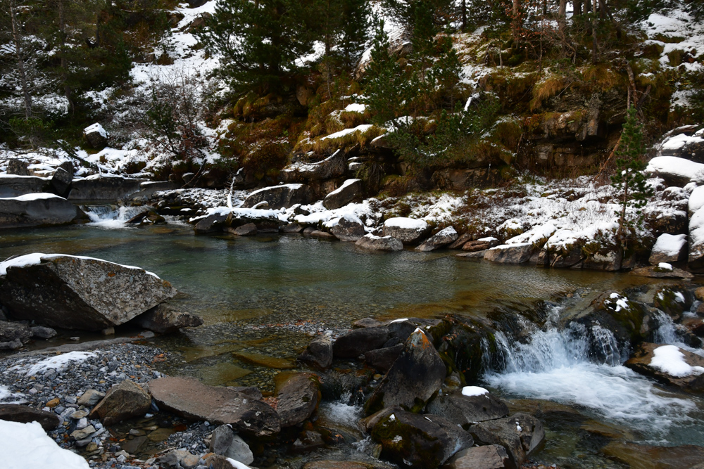 Wasserpool im Fluss Schneehäufchen Ordesa Nationalpark