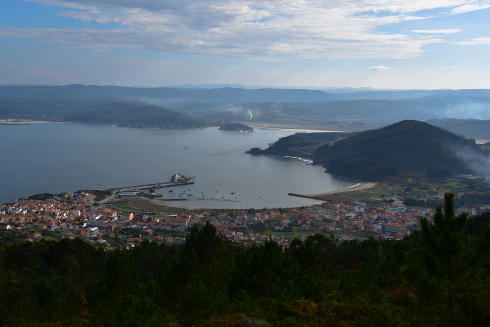 Blick auf Bucht mit Städtchen Galicien