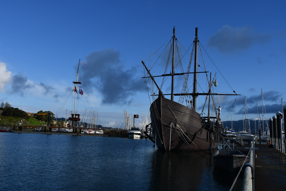 Kolumbusschiff im Hafen