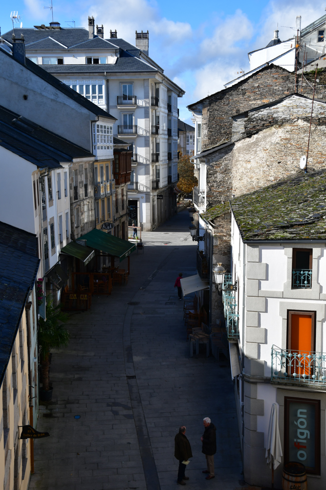 Gasse von Lugo Maenner reden