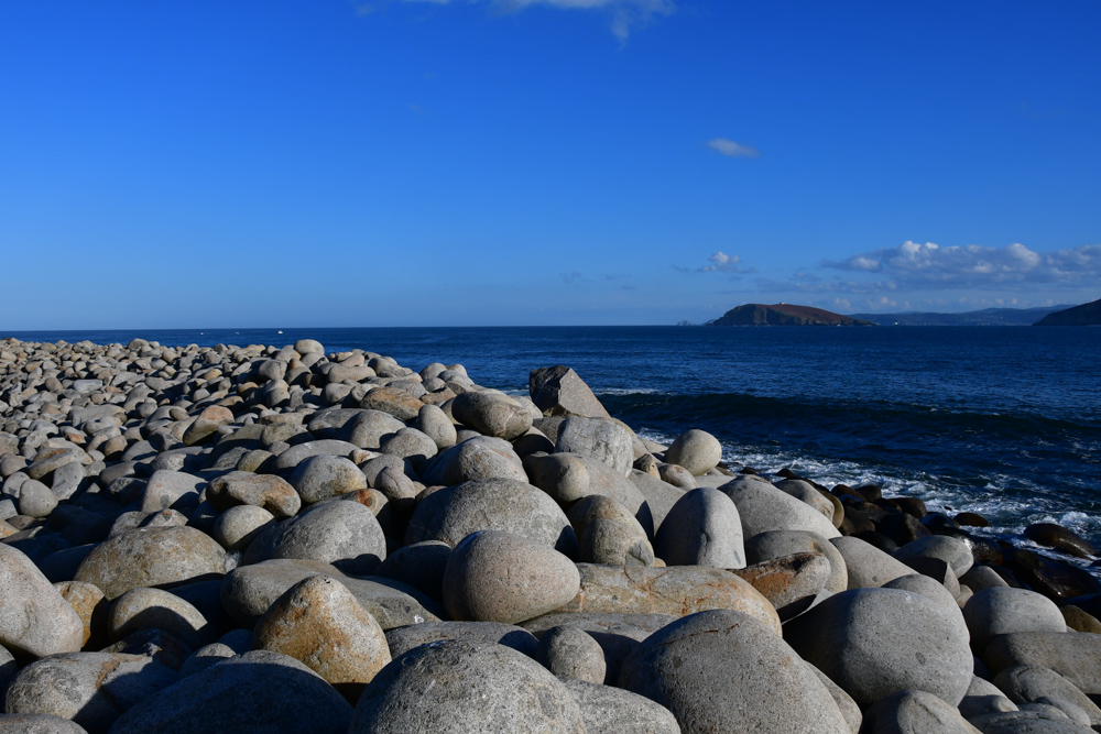 Rund geschliffene Steine Meer O Porto de Bares