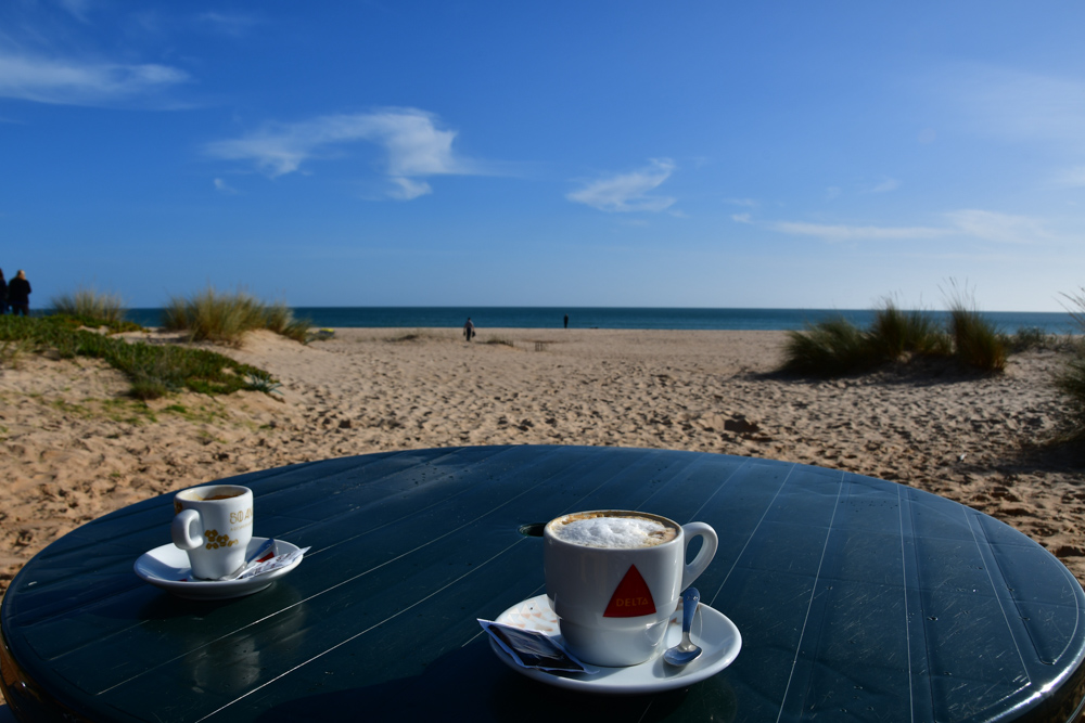 Zwei Kaffee Sandstrand Atlantik