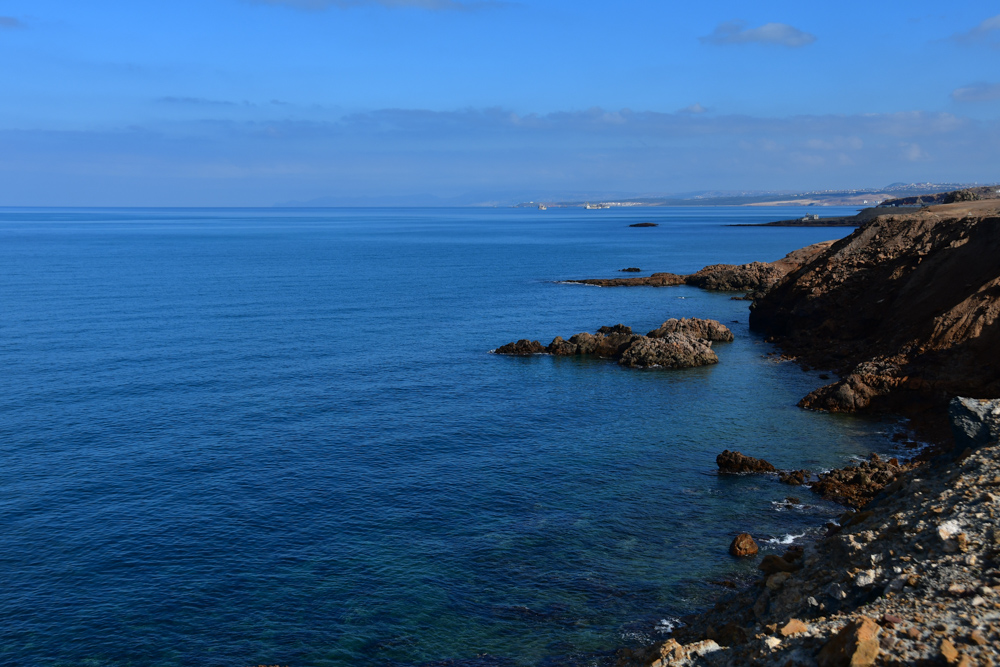 Mittelmeer Wasser Stadt in Ferne Klippen