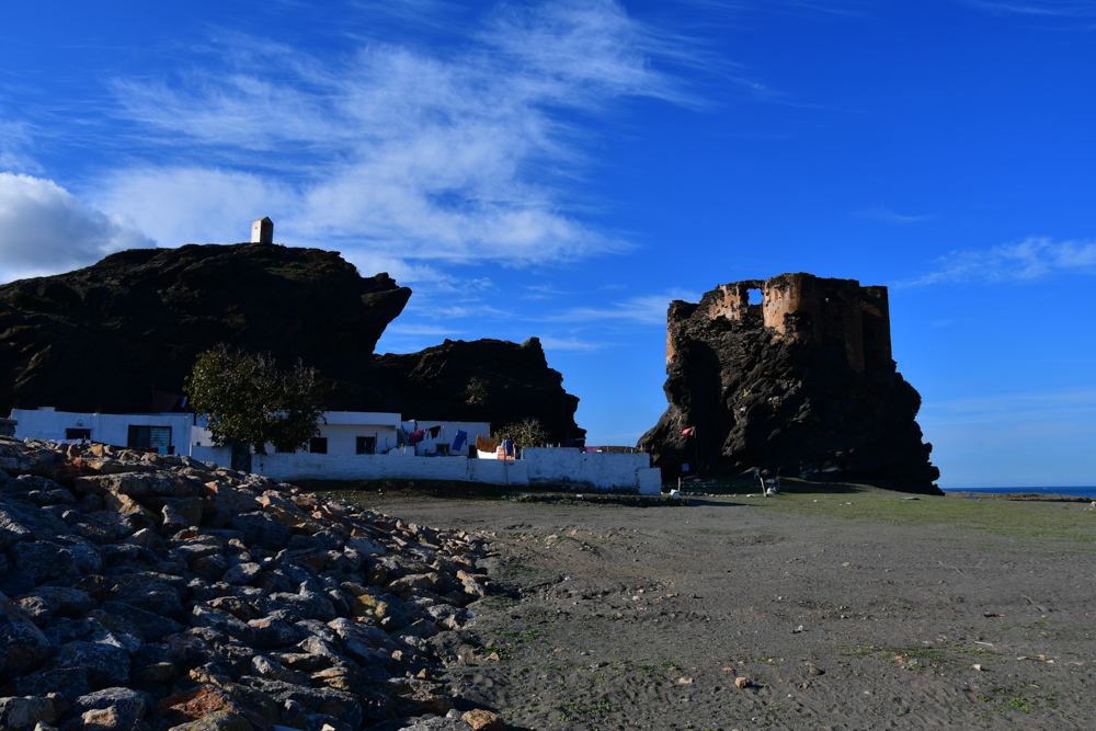 Ruine auf Fels Mittelmeerkueste