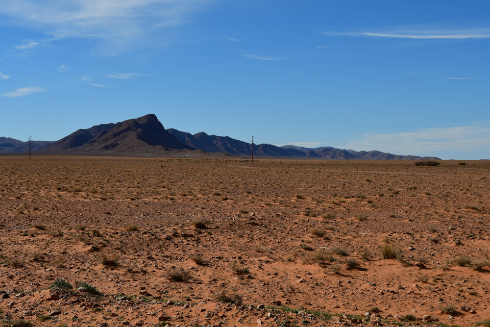 Steppe Berg Stromleitung nach Figuig