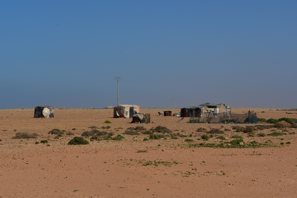 einfache Huetten im Sand