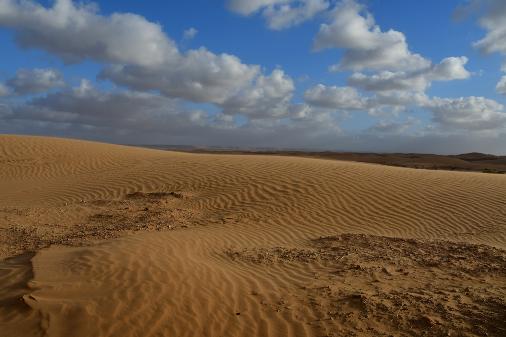 Sandduene kleine Wolken blauer Himmel