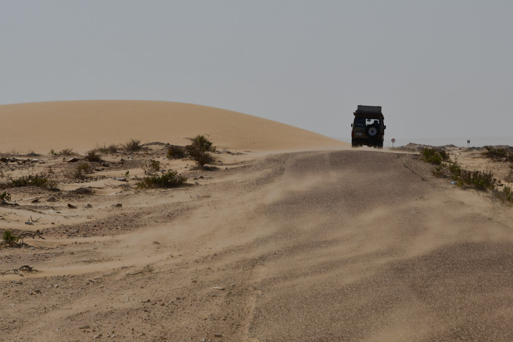 Sandsturm Strasse Manny Sand in Luft