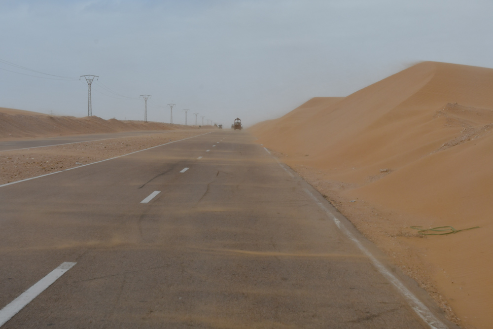 Sandsturm ueber Strasse