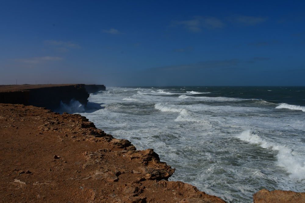 Steilkueste Atlantik Wellen blauer Himmel