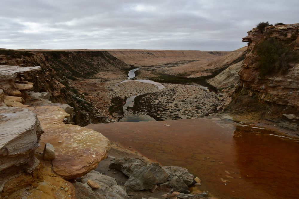 Wasserbassin Wasserfall rotes Wasser Westsahara